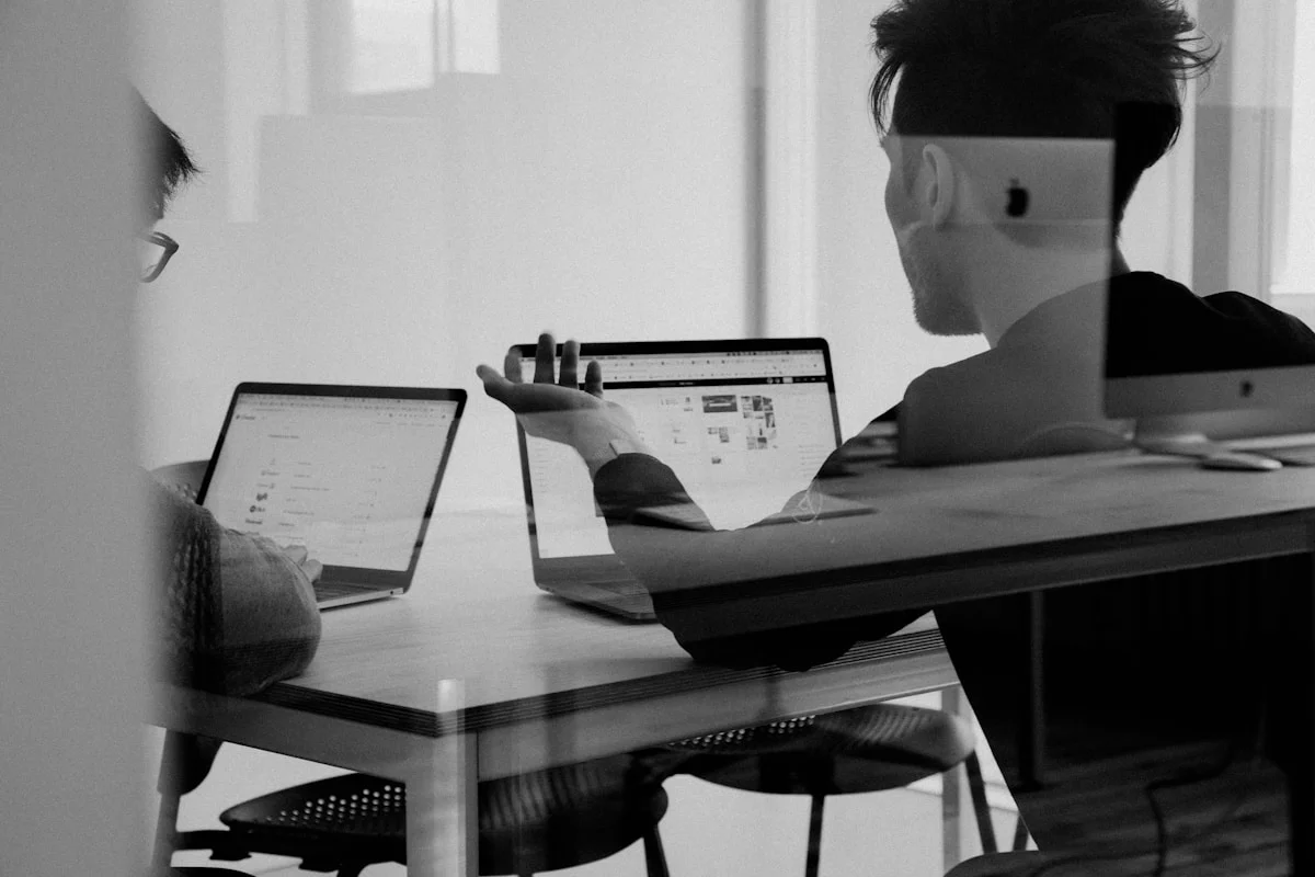 AI Enterprise Search 2026 fuer Schweizer Konzerne — Glean, Coveo, Notion AI Q&A, Microsoft Copilot Search und Guru orchestriert von ZEUS