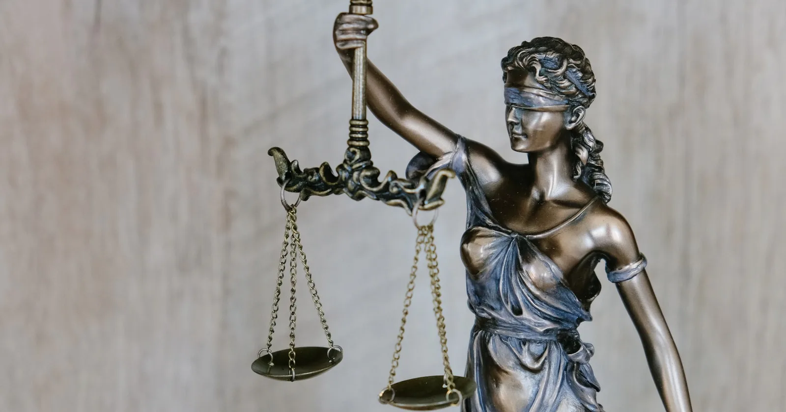 AI Legal Tech 2026 fuer Schweizer Anwaltskanzleien und Inhouse-Legal-Teams — Harvey AI, Spellbook, Lexis+ AI, Henchman, Robin AI und Thomson Reuters CoCounsel orchestriert von NABU