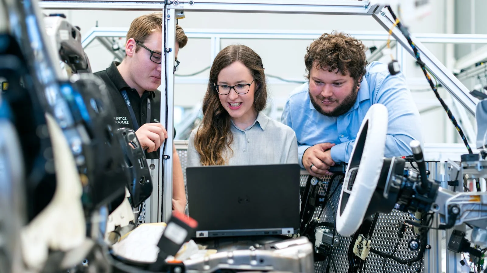 AI Predictive Maintenance und Smart Factory 2026 fuer Schweizer Pharma, Maschinenbau und Industrie 4.0 — Siemens Industrial Copilot, Rockwell FactoryTalk Vault, ABB Genix APM, Bosch Phantom Edge und PTC ThingWorx orchestriert von DAEDALUS
