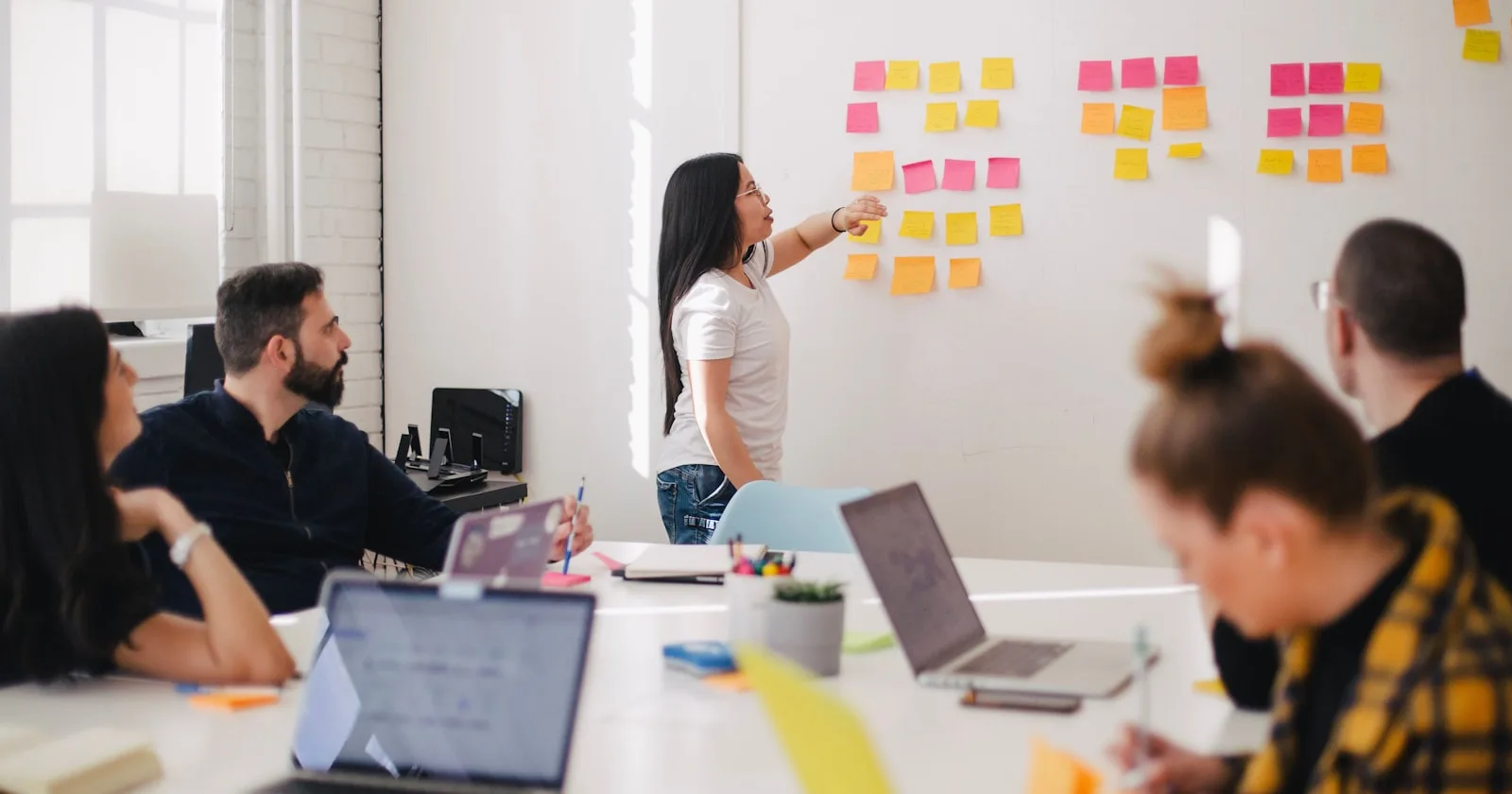AI Sales Engagement und Outbound 2026 fuer Schweizer SaaS-Scale-Ups, FinTechs und Banken — Clay, 11x.ai Alice, Artisan AI Ava, Apollo.io, Outreach und Salesloft orchestriert von ENLIL