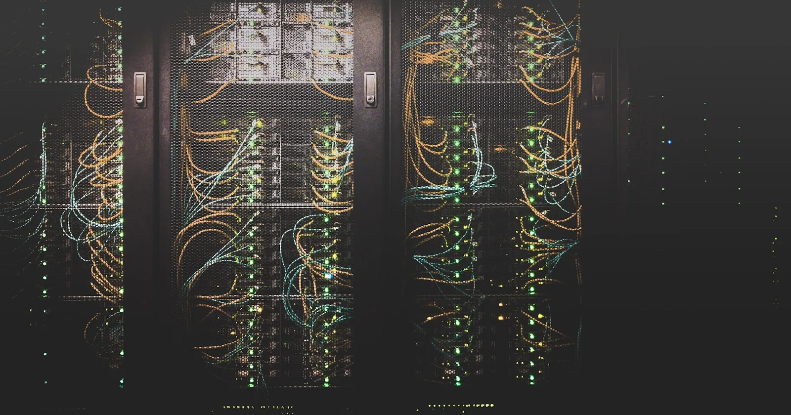LLM Gateway und AI Proxy 2026 fuer Schweizer Banken, FinTechs und Engineering-Teams — Portkey, Helicone, OpenRouter, LiteLLM, Cloudflare AI Gateway und Vercel AI Gateway orchestriert von HEPHAESTUS